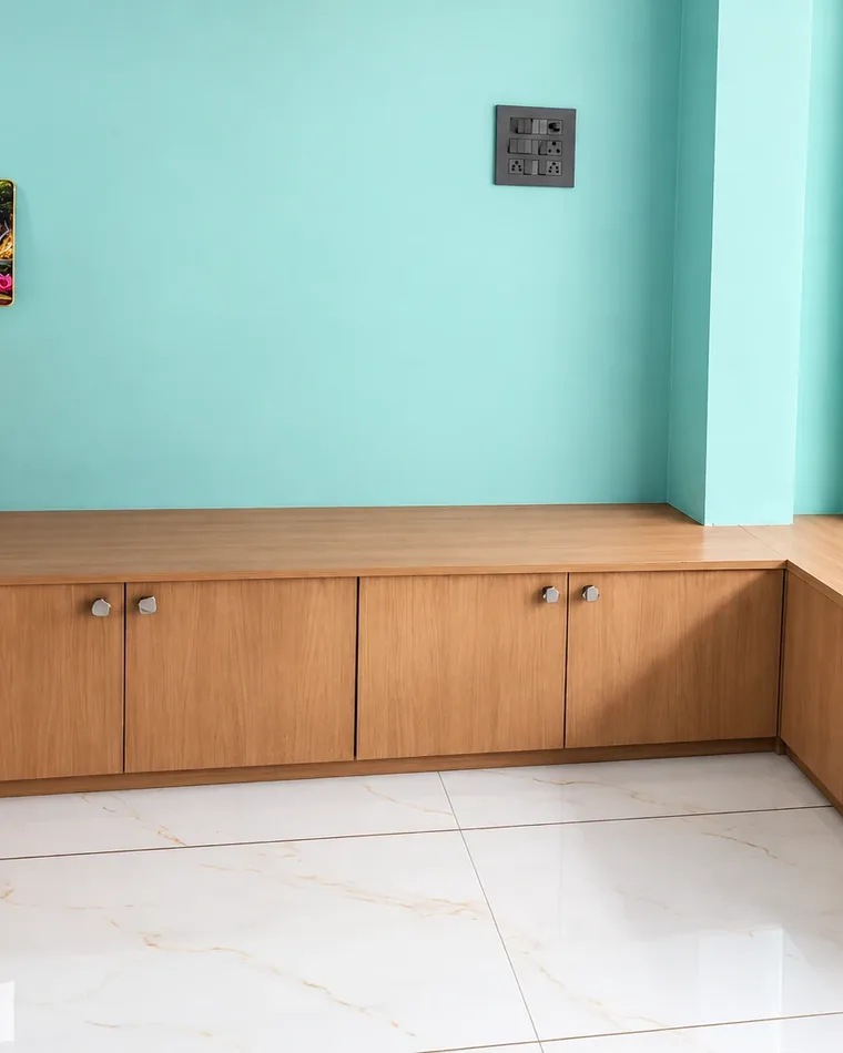 સાયણમાં વેઇટિંગ એરિયાની બેઠક